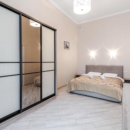 Nikolaj Kopernikus Apartment Lviv Kültér fotó